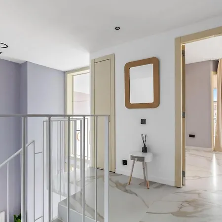 Appartement Penthouse Duplex With Views! *