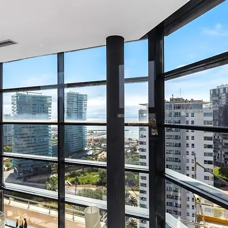 아파트 Penthouse Duplex With Views!
