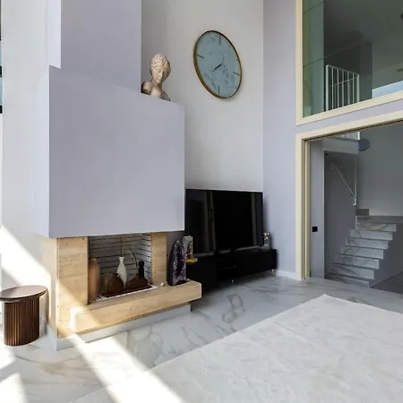 아파트 Penthouse Duplex With Views! *