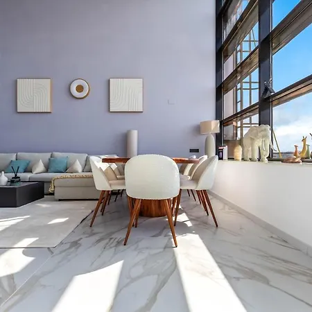 Appartement Penthouse Duplex With Views!