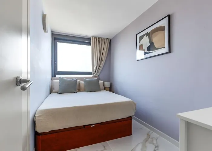 아파트 Penthouse Duplex With Views! *