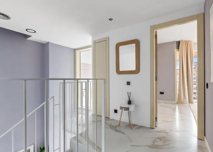 아파트 Penthouse Duplex With Views! *