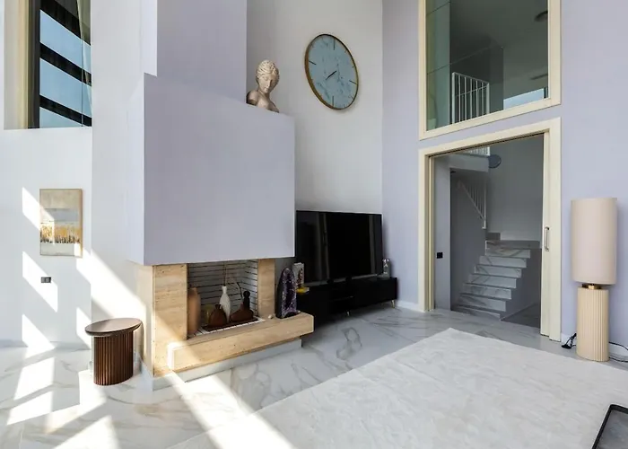 아파트 Penthouse Duplex With Views! *