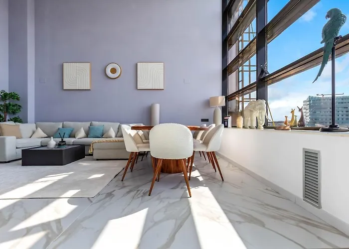 아파트 Penthouse Duplex With Views!